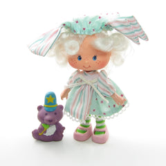 Angel Cake Party Pleaser Strawberry Shortcake doll with Souffle skunk pet