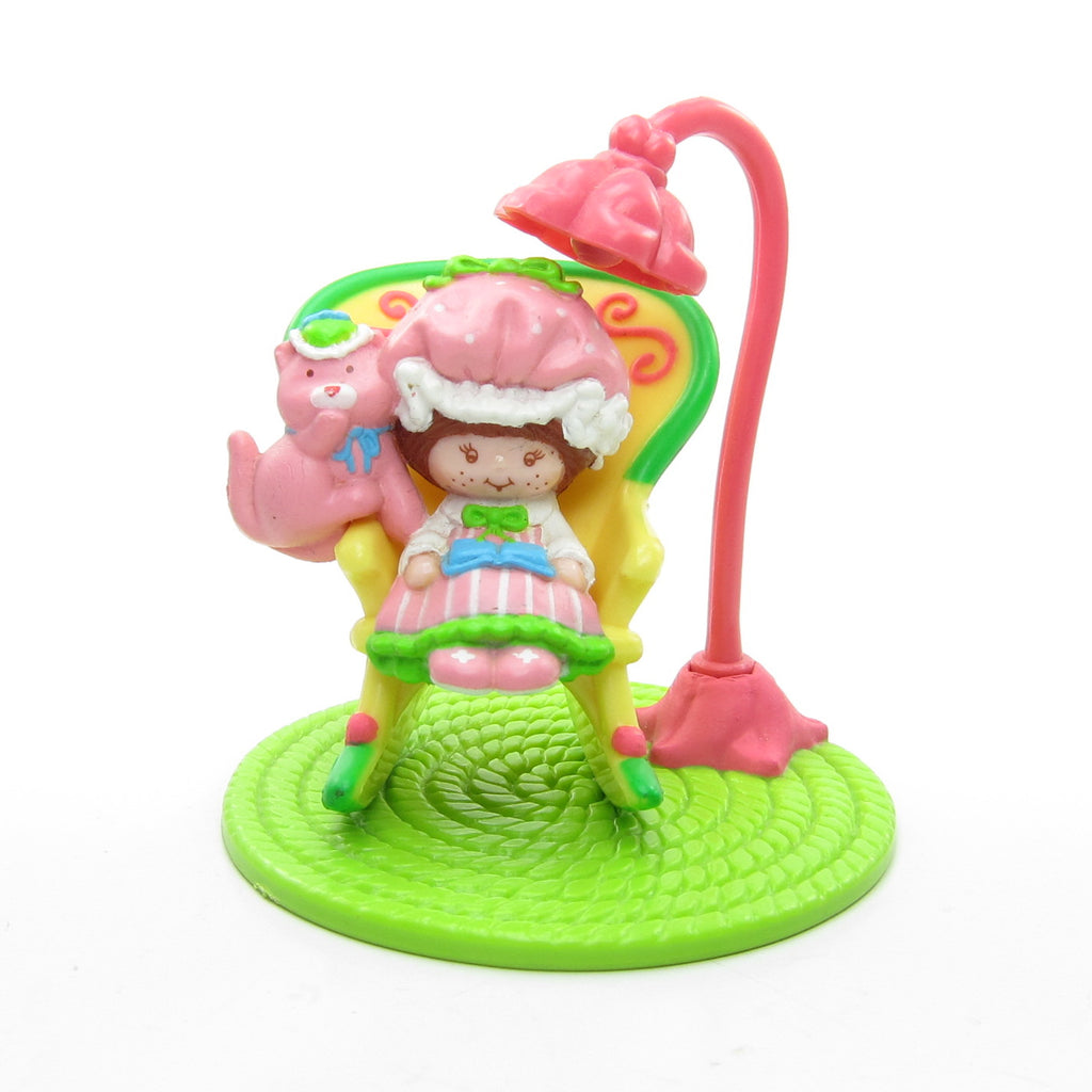 Strawberry Shortcake with Custard Reading in a Rocking Chair Deluxe Strawberryland Miniatures - COMPLETE