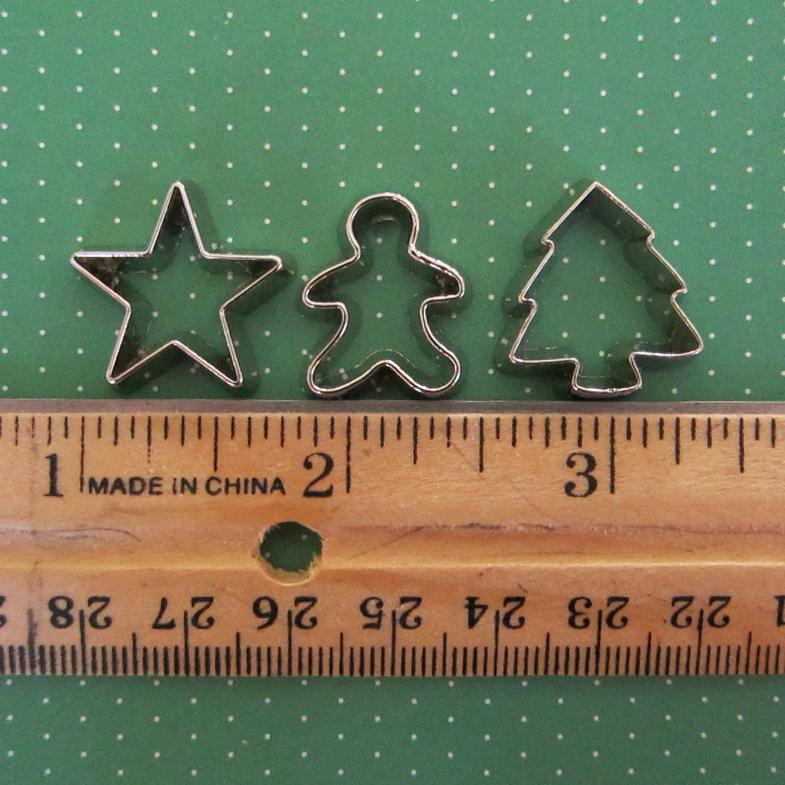 https://www.browneyedrose.com/cdn/shop/products/Dollhouse-miniature-christmas-cookie-cutters-set_2048x2048.JPG?v=1448949093