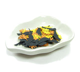 Confetti featuring oak leaves and ravens can be used to decorate a fall tablescape.
