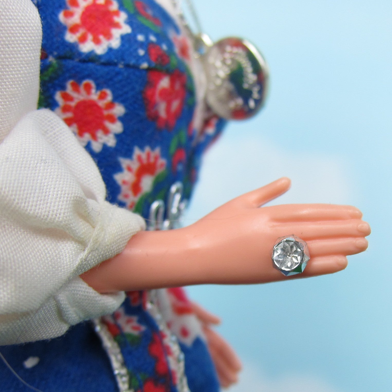 Norwegian Barbie Doll Vintage 1995 Dolls of the World Collector Editio Brown Eyed Rose
