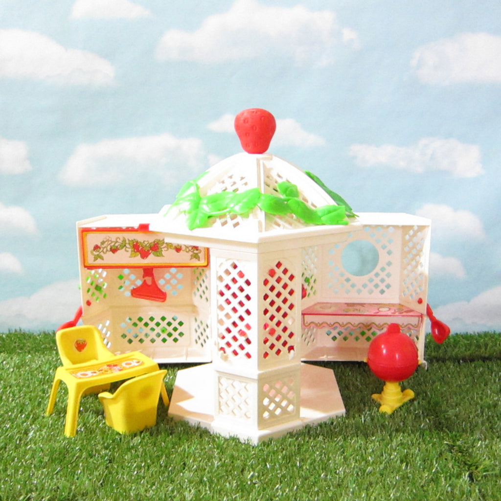 Garden House Gazebo Strawberry Shortcake Playset with Furniture & Accessories